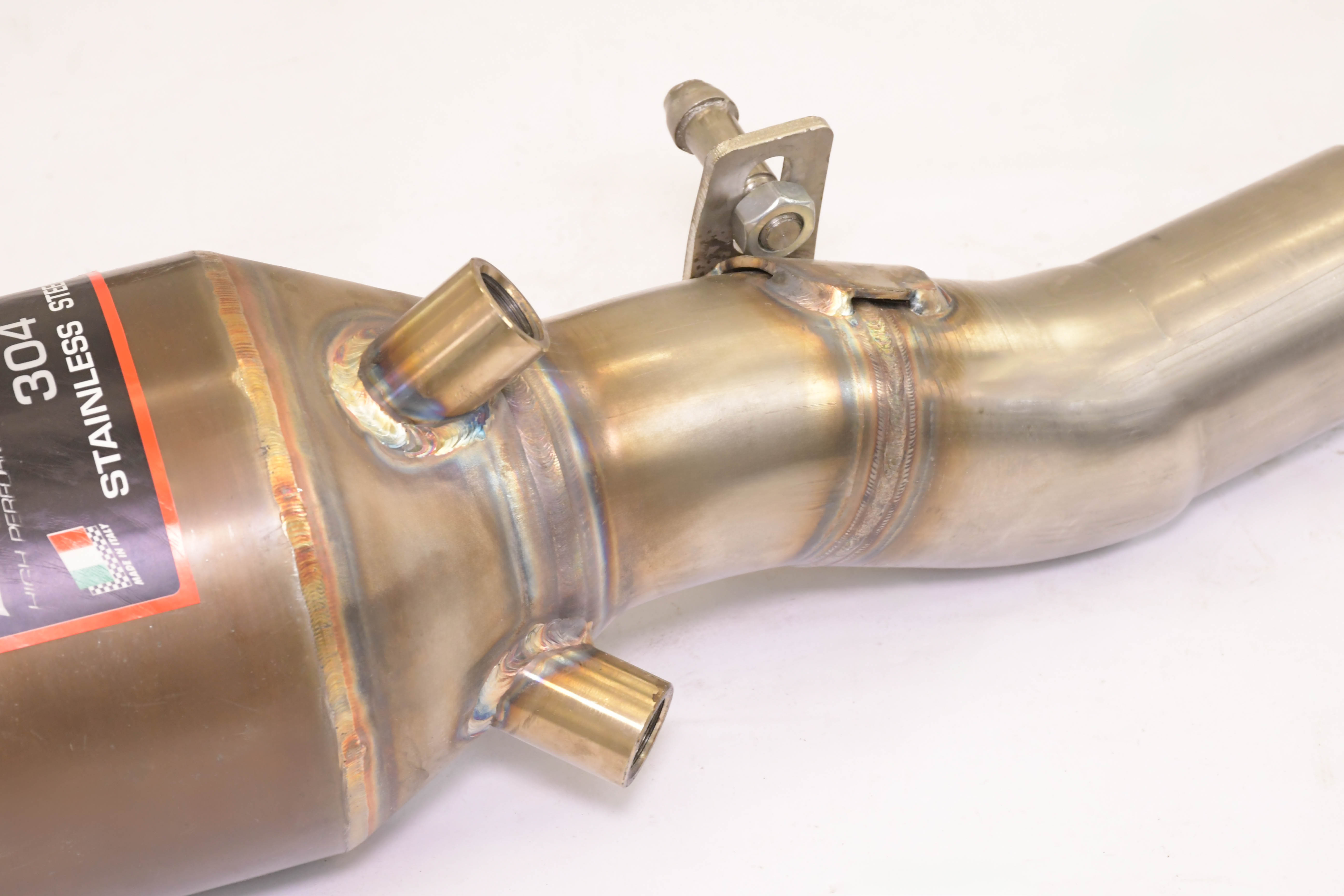 Scarico anteriore destro con catalizzatore metallico.