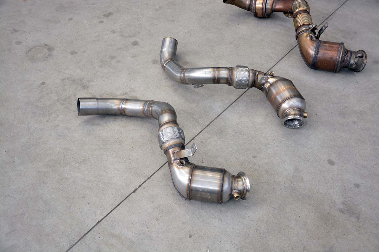 Kit tubo turbina + Catalizzatore metallico destro<br>Compatibile con impianto "Cat.-Back" di serie