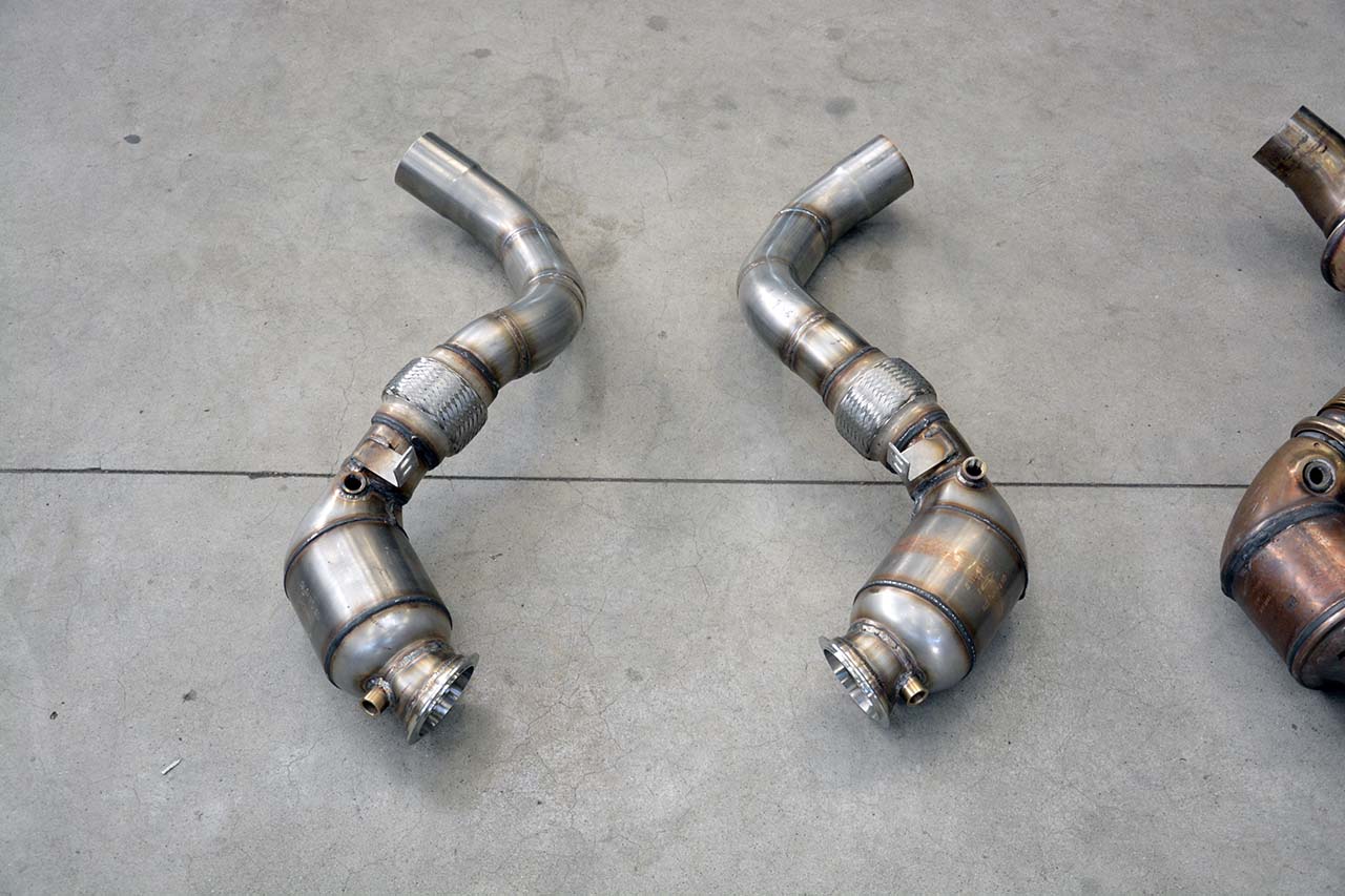 Kit tubo turbina + Catalizzatore metallico destro<br>Compatibile con impianto "Cat.-Back" di serie