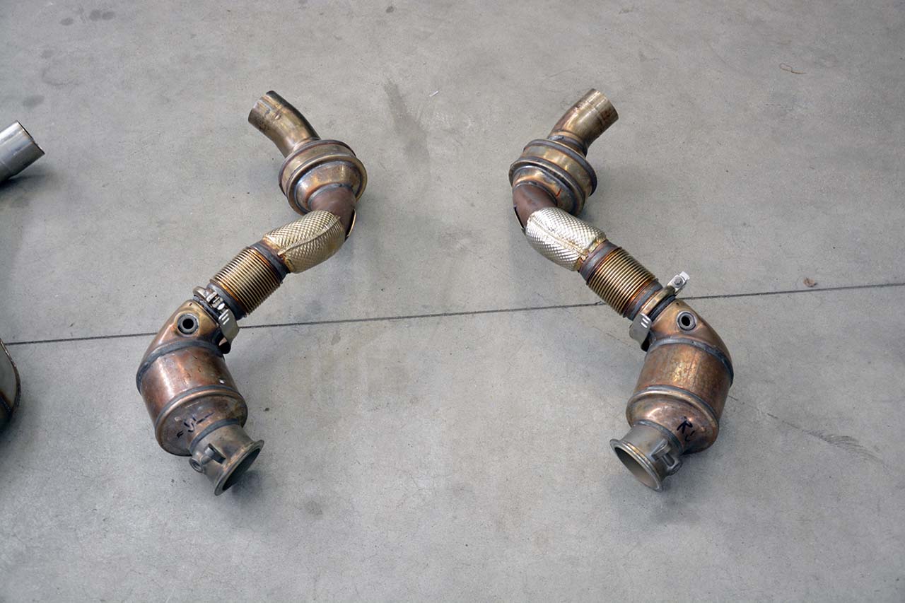 Kit tubo turbina + Catalizzatore metallico sinistro<br>Compatibile con impianto "Cat.-Back" di serie
